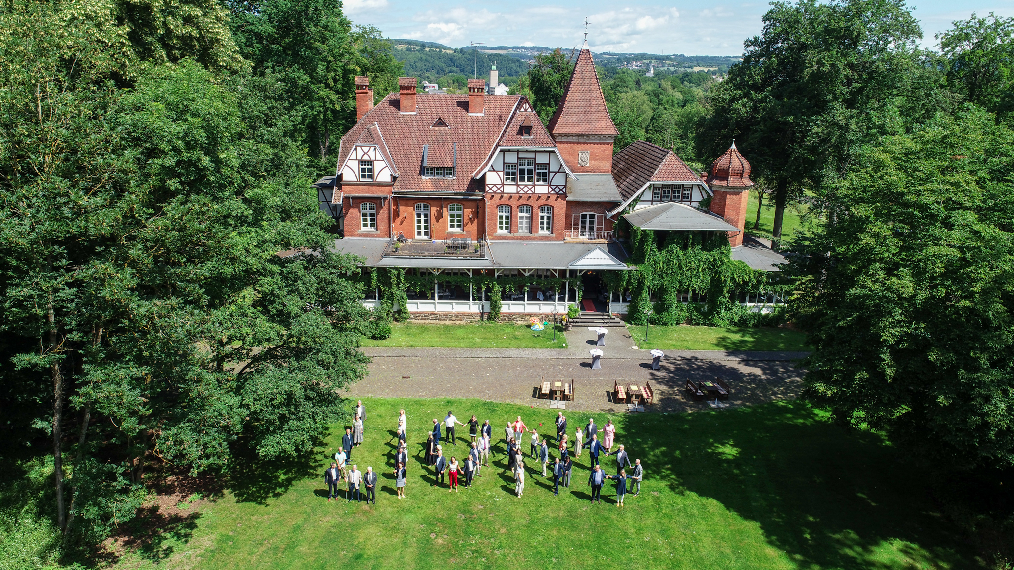 Mitglieder des Lionsclub Neuwied-Andernach aus der Vogelperspektive