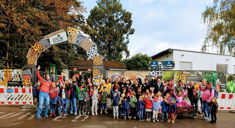 Gruppenfoto vor dem Zoo Neuwied