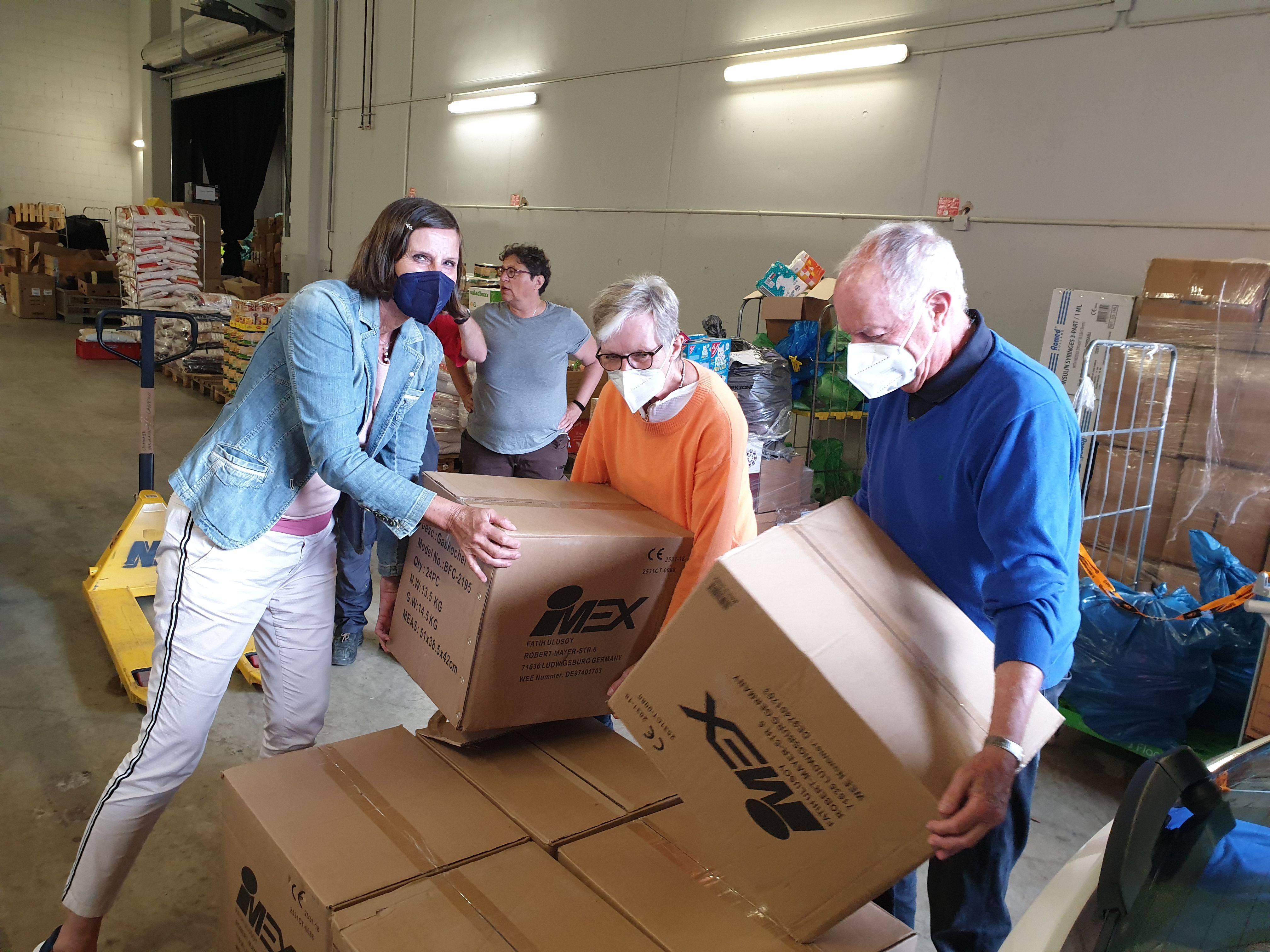 Clubmitglieder sind Packhelfer vor Ort in Adenau in den ersten Tagen