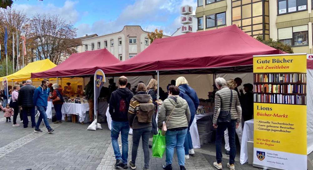 Bücherstand des Lionsclub Neuwied-Andernach in der Neuwieder Innenstadt an den Markttagen